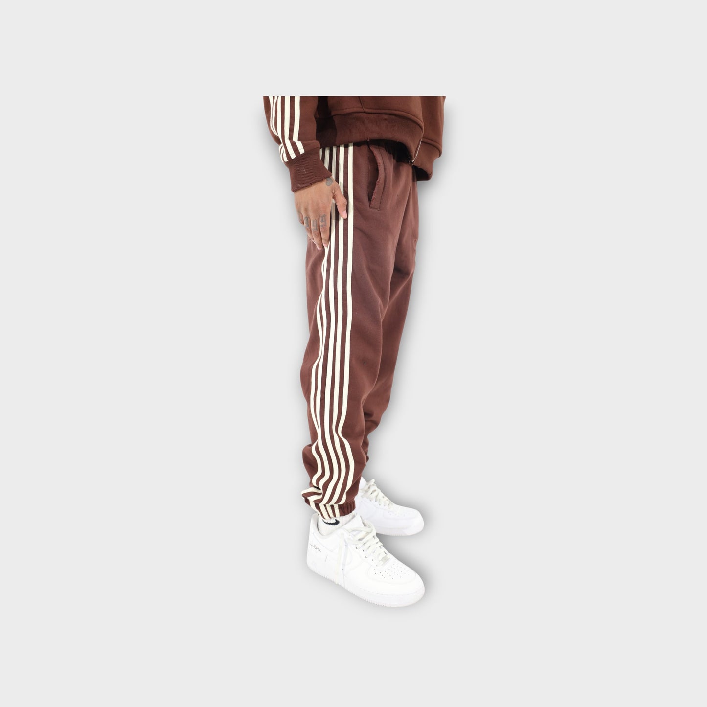 CASH TRACK SWEATSUIT : BROWN . OFF WHITE